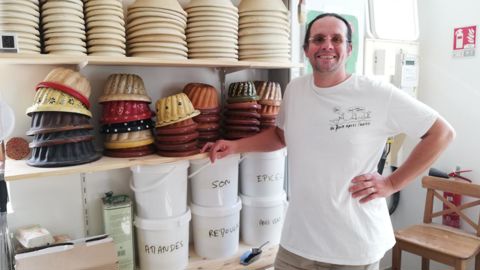 Aurélien devant les moules à kougelhopf, cette brioche alsacienne typique. Une référence aux origines de Roseline, dont les parents, agriculteurs, habitent près de Sélestat, dans le Bas-Rhin. @D.Peronne Aurélien devant les moules à kougelhopf, cette brioche alsacienne typique. Une référence aux origines de Roseline, dont les parents, agriculteurs, habitent près de Sélestat, dans le Bas-Rhin. @D.Peronne